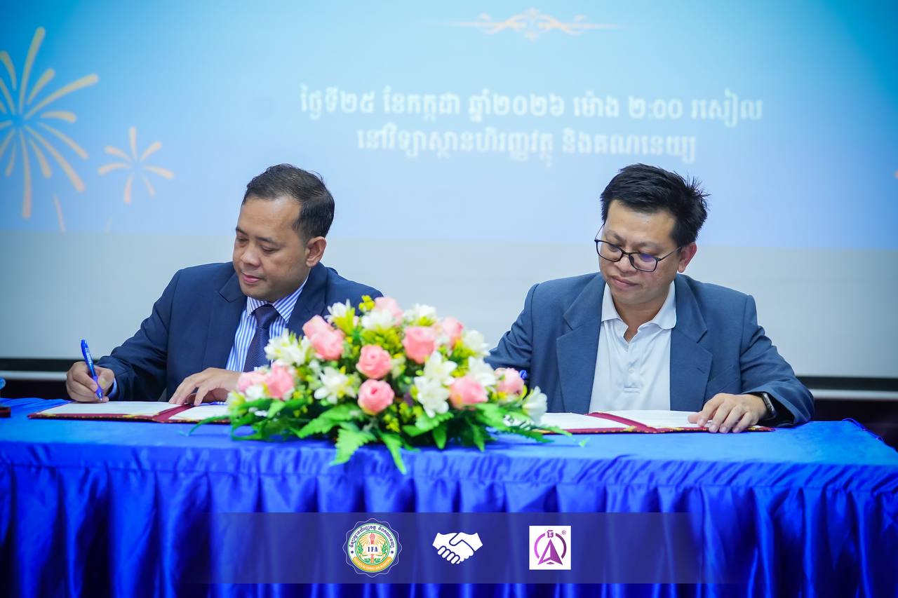 អ្នកតំណាងភាគីទាំងពីរកំពុងចុះហត្ថលេខាលើអនុស្សរណៈនៅតុពិធី