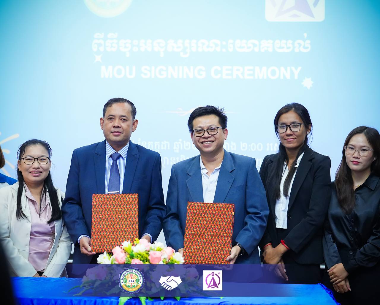 តំណាង IFA និងក្រុមហ៊ុន POSCAR Digital Co., Ltd. កាន់អនុស្សរណៈដែលបានចុះហត្ថលេខា នៅក្រោមផ្ទាំងពិធី